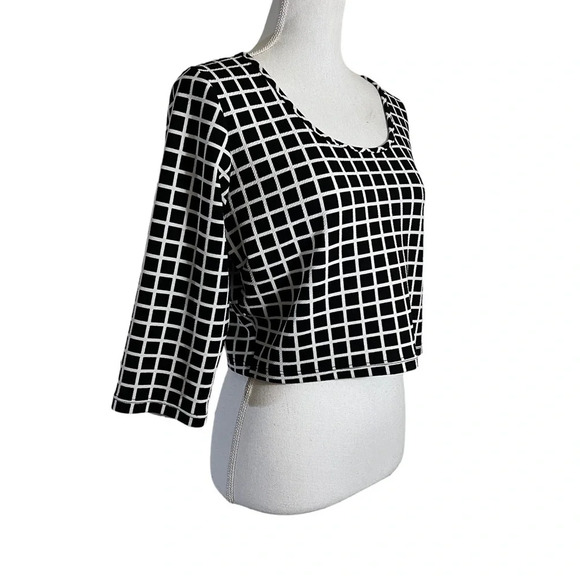 Fashion to Figure Black and White Square Pattern Cropped Top Plus Size 1X Blouse - Picture 2 of 4